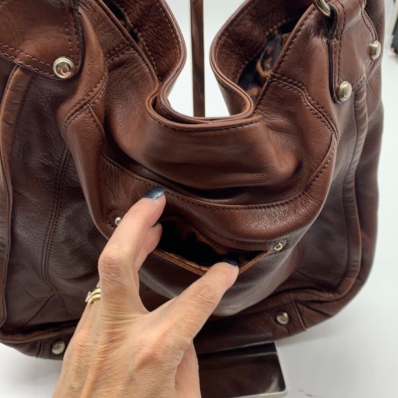Stylish B.makowsky Large Shoulder Bag. Genuine Soft Leather  B. Makowsky Large Brown Leather Shoulder Bag satchel. BRN1602B